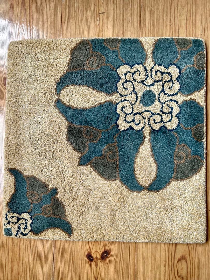 鍋島緞通 なべしまだんつう吉島家 新鍋島 手刺繍 座布団 蟹牡丹 吉島敷物　ラグ