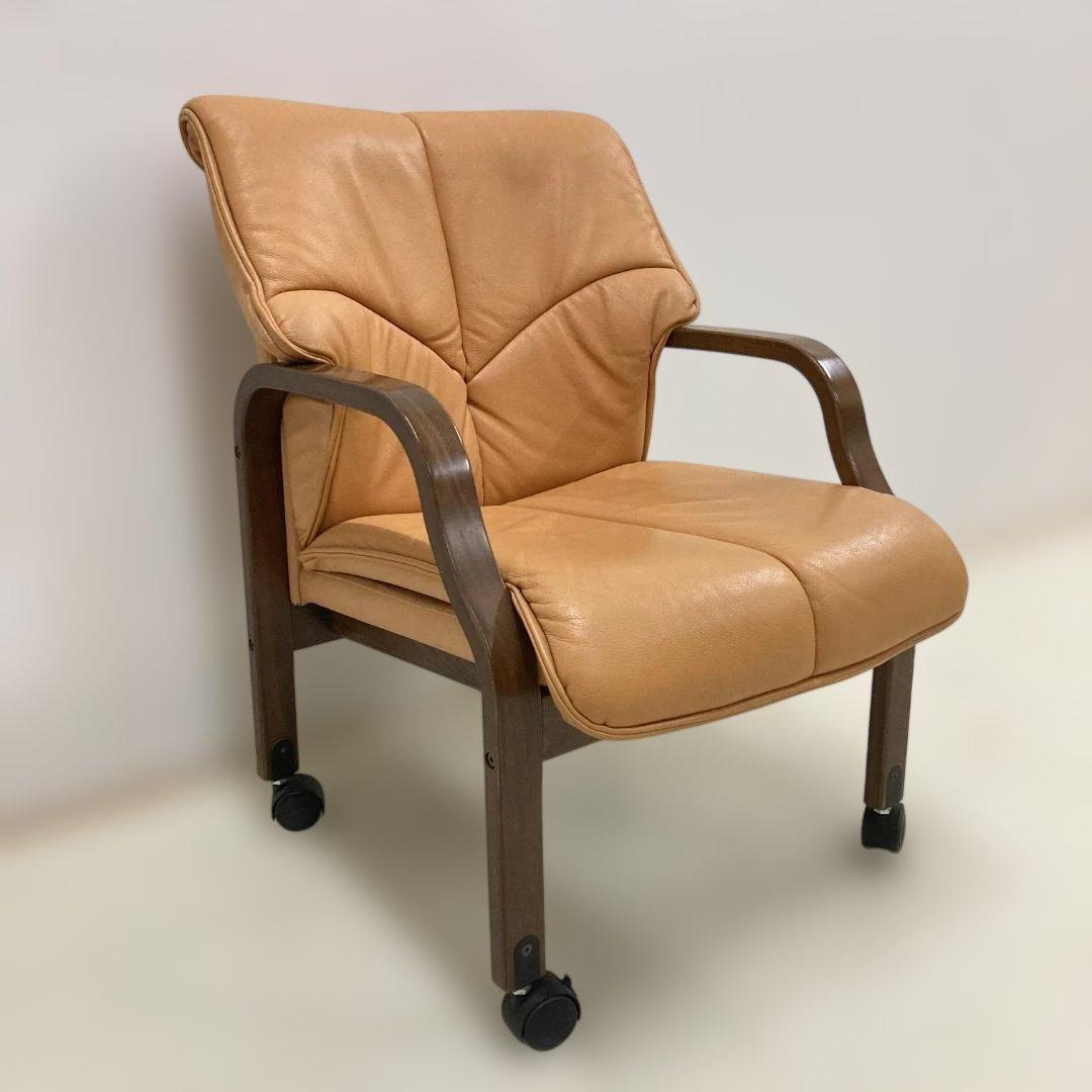 フジファニチャー　キャスター付　革製ダイニングチェア　アームチェア　椅子　チェア
