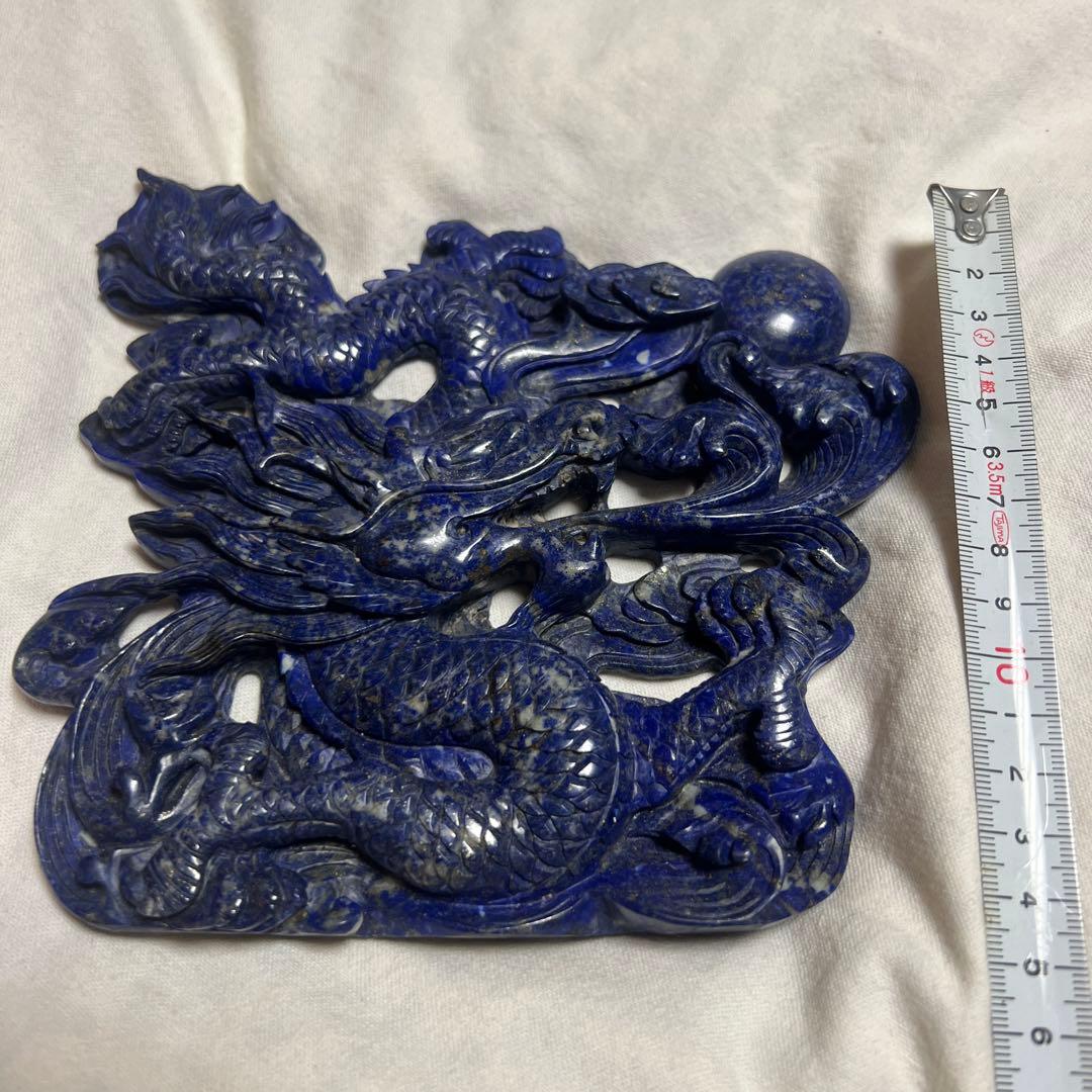 ラピスラズリでできた龍の彫刻です　風水