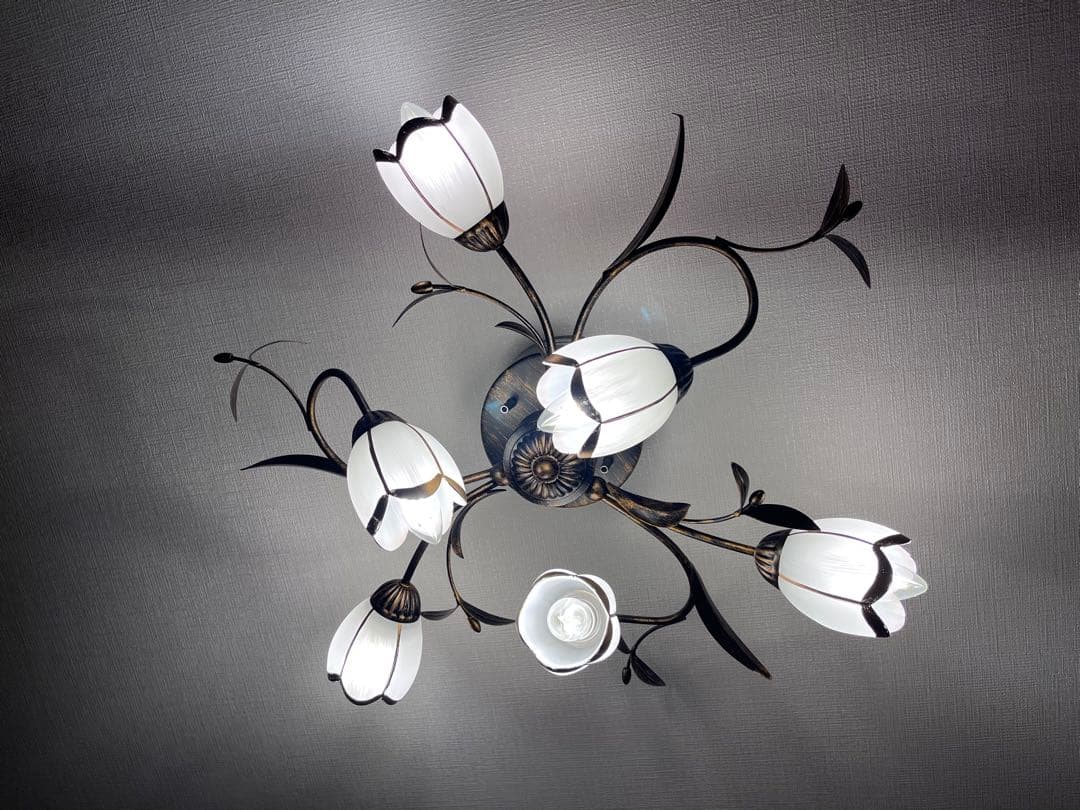 花の形状の6灯シャンデリア　アンティーク　シーリングライト