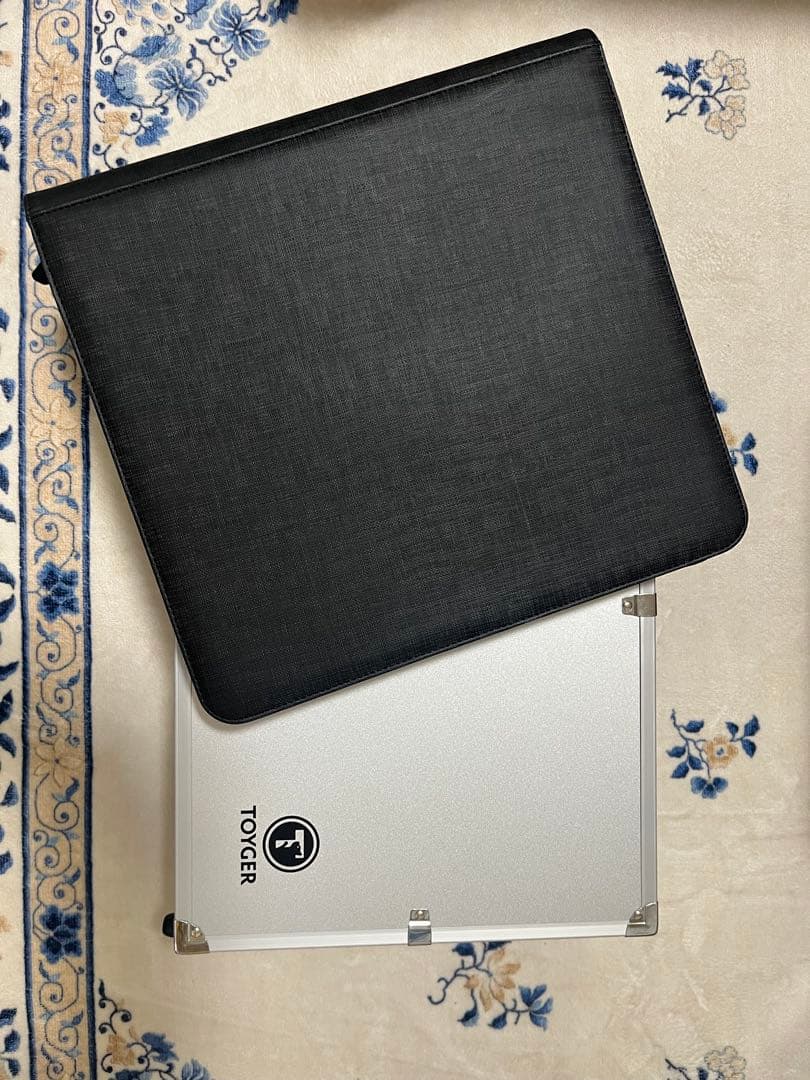 オ*オ様 TOYGER アタッシュケース（シルバー） &カードバインダー