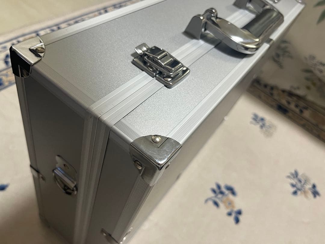 オ*オ様 TOYGER アタッシュケース（シルバー） &カードバインダー