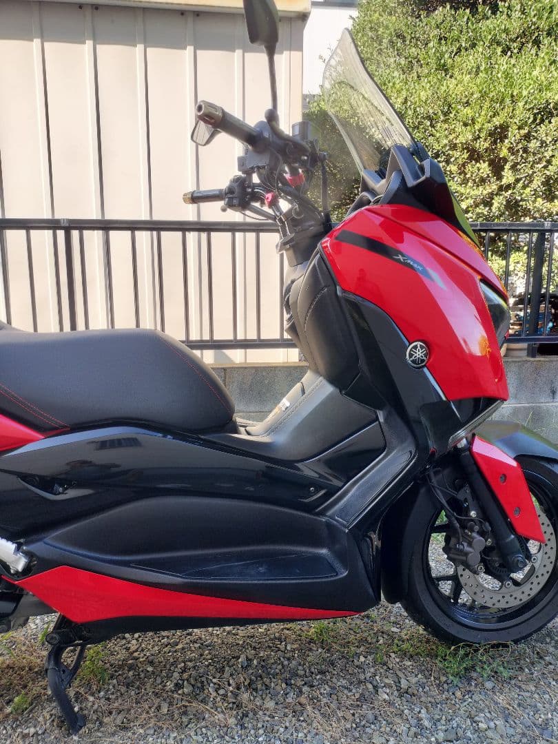 ヤマハXMAX250　赤いカウルとアシストグリップのみ