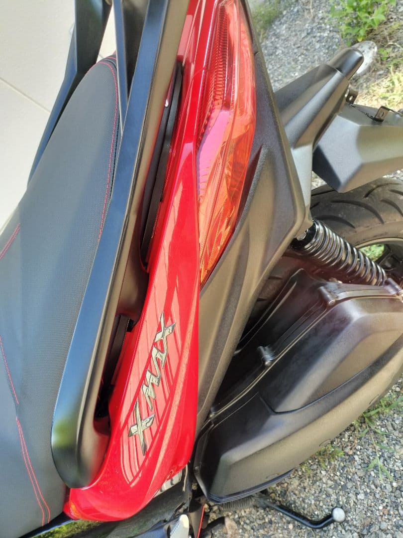 ヤマハXMAX250　赤いカウルとアシストグリップのみ