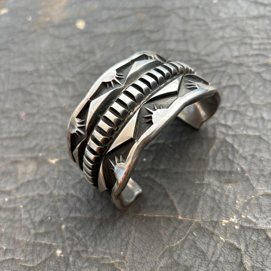 ナバホスタンプワークヘビー重厚インディアンジュエリー