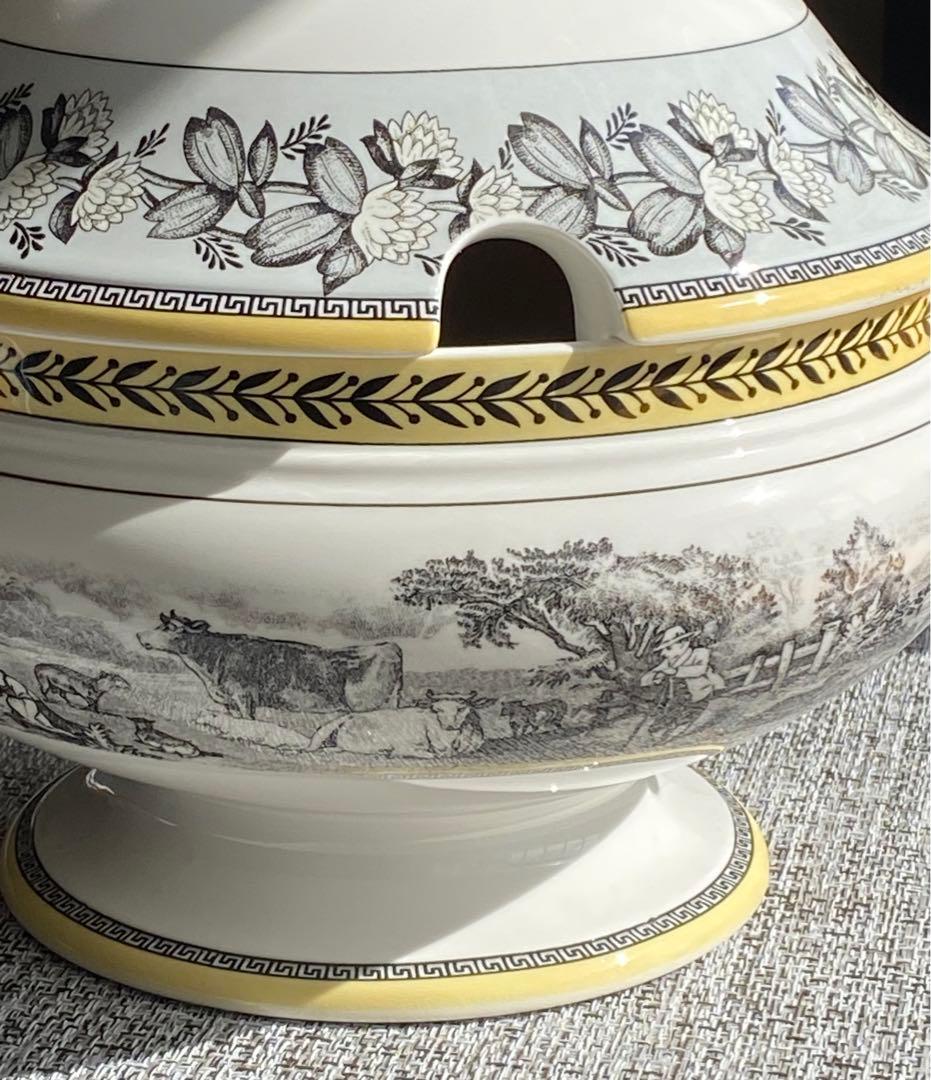 Villeroy & Boch Audun蓋付きオーダンベジタブルチュリーン。