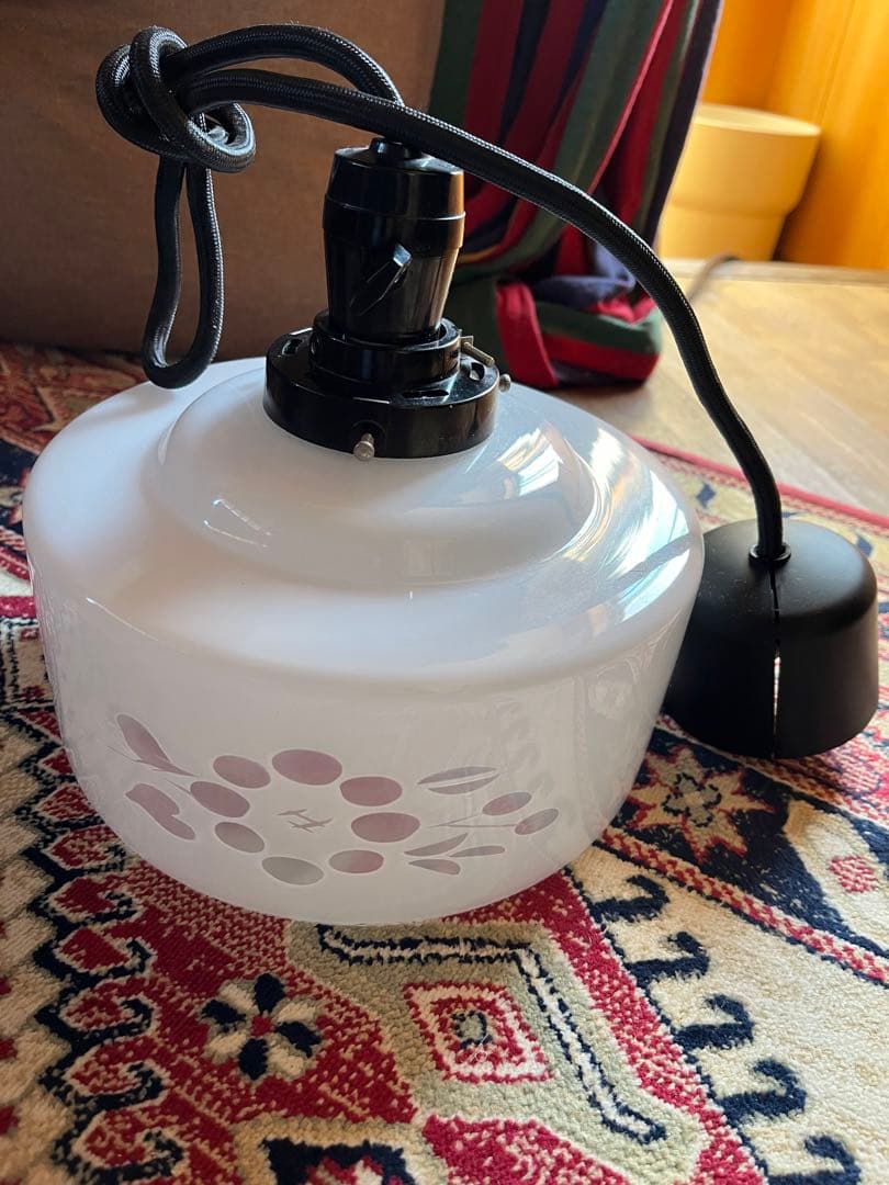 ホワイトガラス ペンダントライト　アンティーク