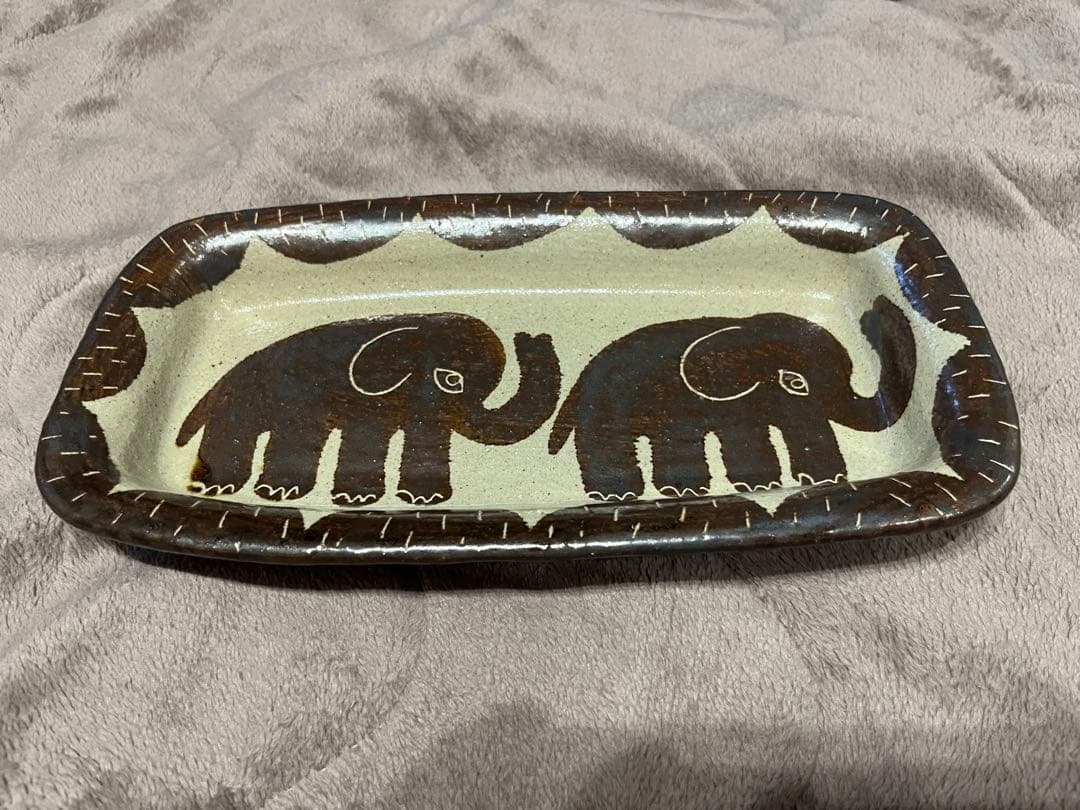 大人気　工房十鶴　象の絵柄 陶器製長方形皿