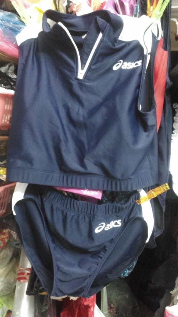 アシックス　バレーボールウェア？上下　胸パッド入り　フレンチ袖　つるつる素材