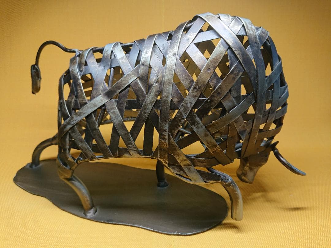 【美品】牛　闘牛　猛牛　現代アート　金属　置物　インテリア　工芸品　A1023