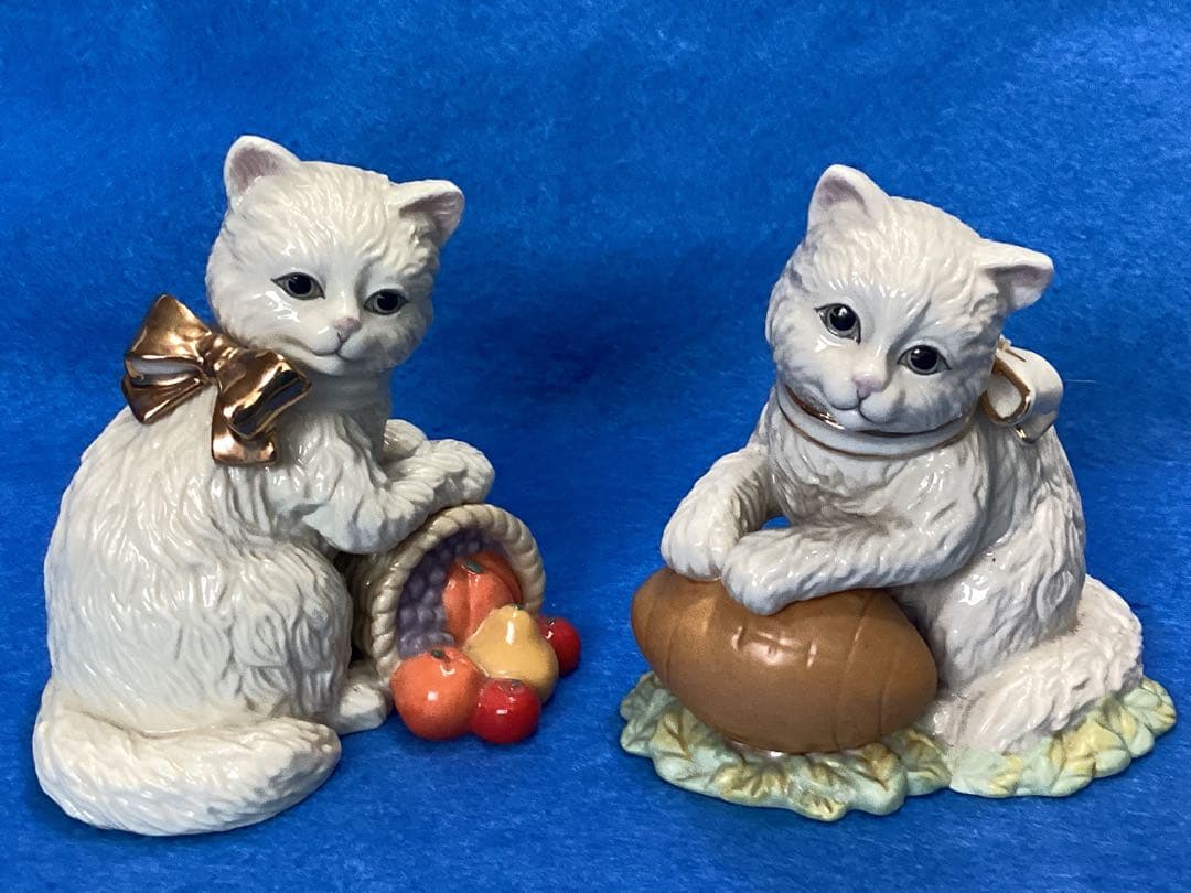 レノックス　フルーツバスケット、ボールを抱く陶器製 白い猫の置物 2体セット