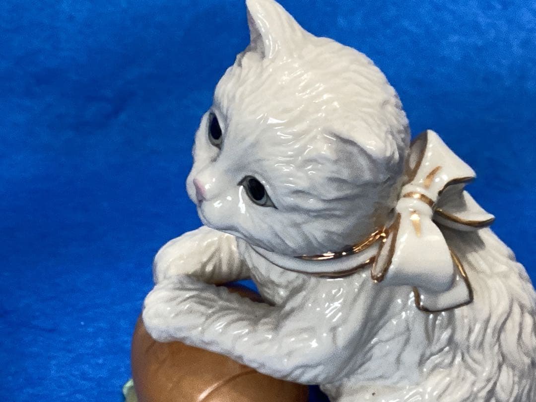 レノックス　フルーツバスケット、ボールを抱く陶器製 白い猫の置物 2体セット