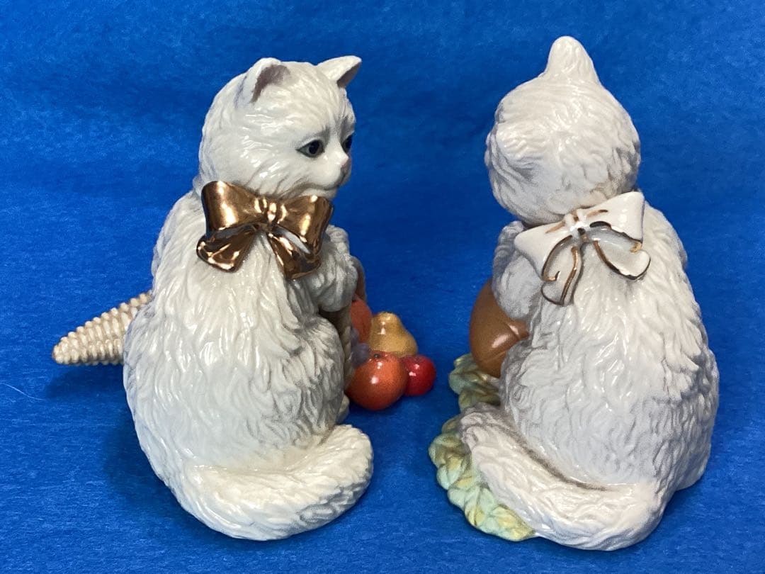 レノックス　フルーツバスケット、ボールを抱く陶器製 白い猫の置物 2体セット