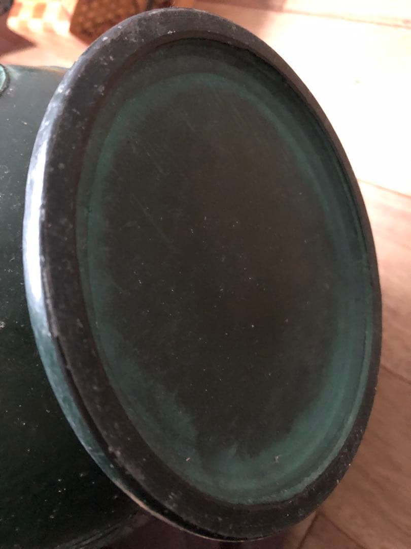 アンティーク、彫刻模様の緑色金属製壺