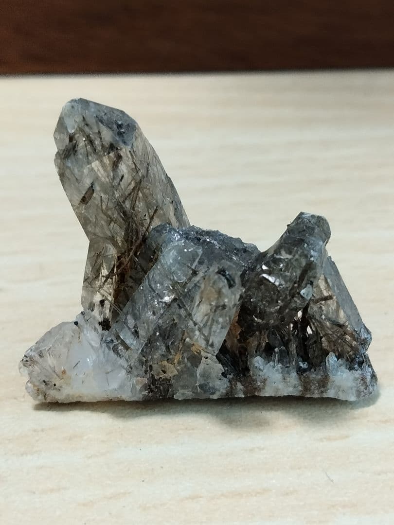 国産鉱物　山梨県　塩山竹森山　天然水晶　　トルマリン入り水晶　 番号1017