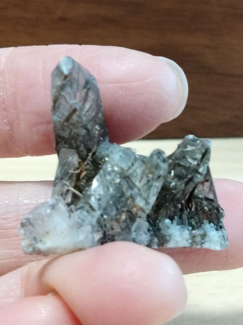 国産鉱物　山梨県　塩山竹森山　天然水晶　　トルマリン入り水晶　 番号1017