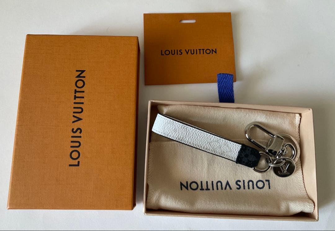 新品未使用　LOUIS VUITTON レザーキーホルダー　白