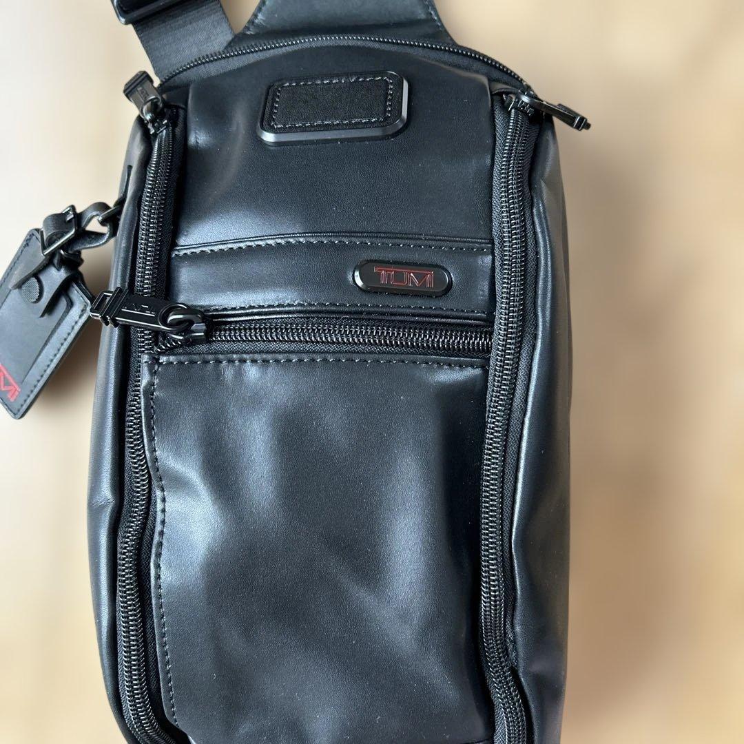 TUMI 96303214D0黒 レザー スリングバッグ