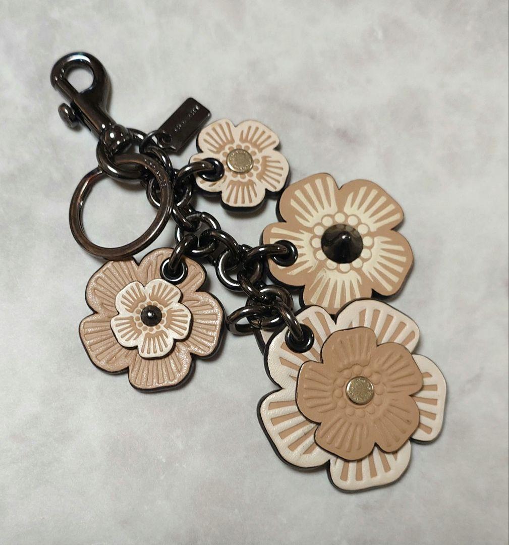 COACH ティーローズ フラワーアップリケ バッグチャーム ベージュ系