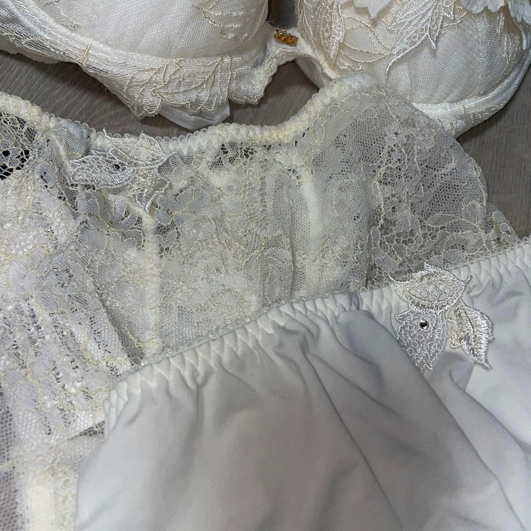 花柄刺繍 ホワイト ブラジャーショーツ２枚セットワコール　salute