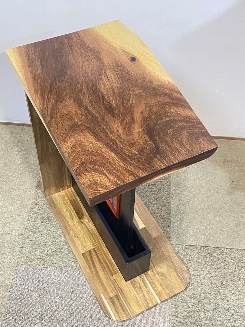 スタイリッシュ木製サイドテーブル　マガジンラック付