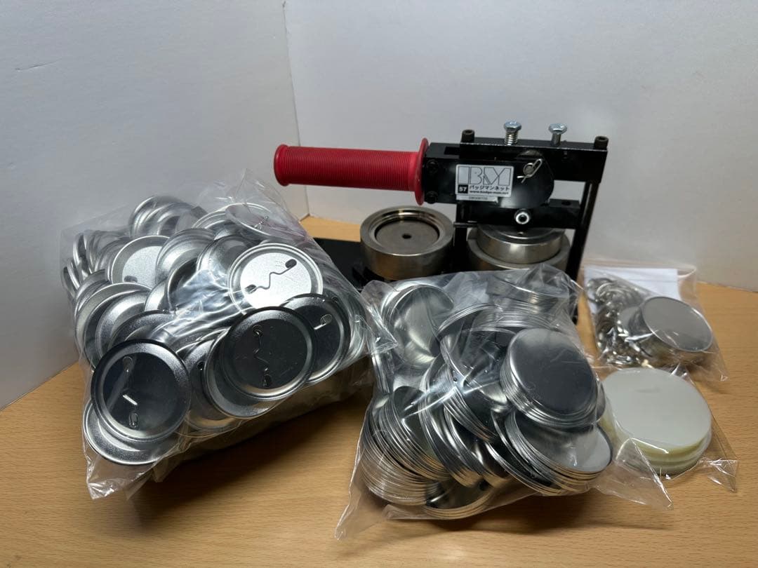 57mｍサイズ缶バッジマシン中古とパーツ約200個のセット　A