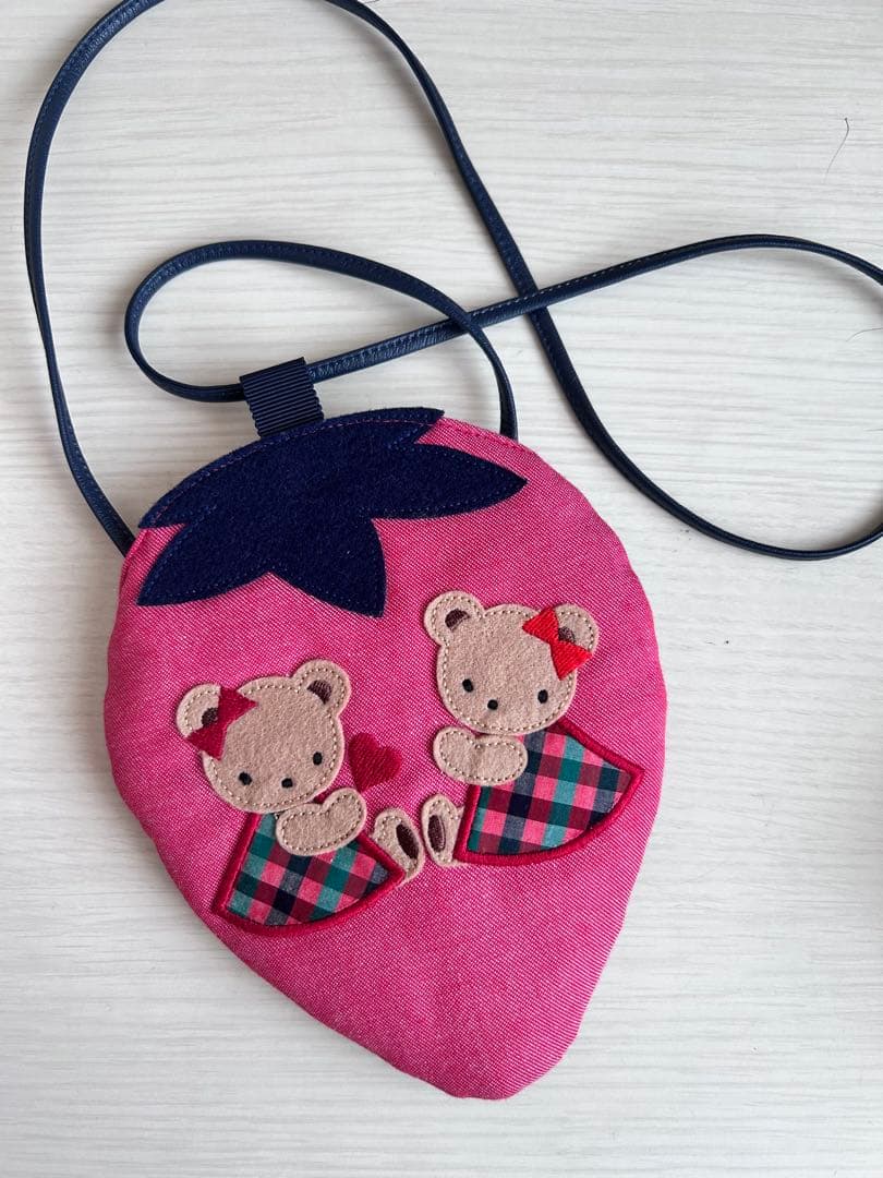 ファミリア　いちご型 クマ刺繍ポシェット