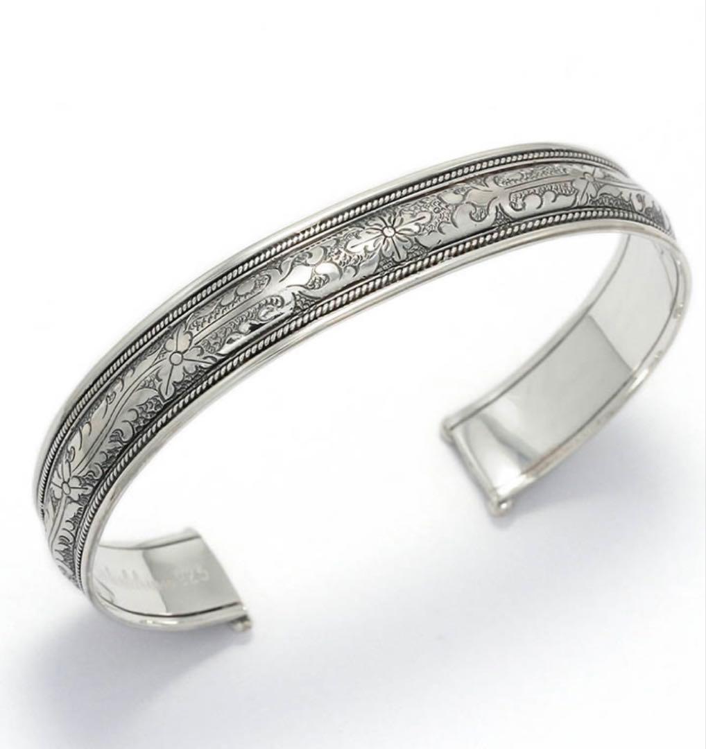 Suman Dhakhwa スーマンダックワ　フラワーカーヴィングカフ