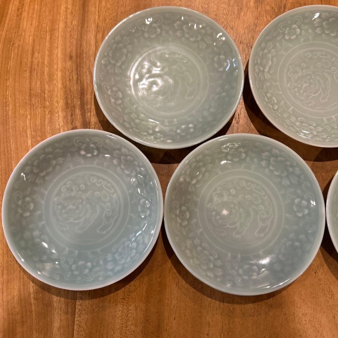 有田焼牡丹紋獅子陽刻皿 青白磁 平皿 小皿 獅子 和食器 骨董品 七枚