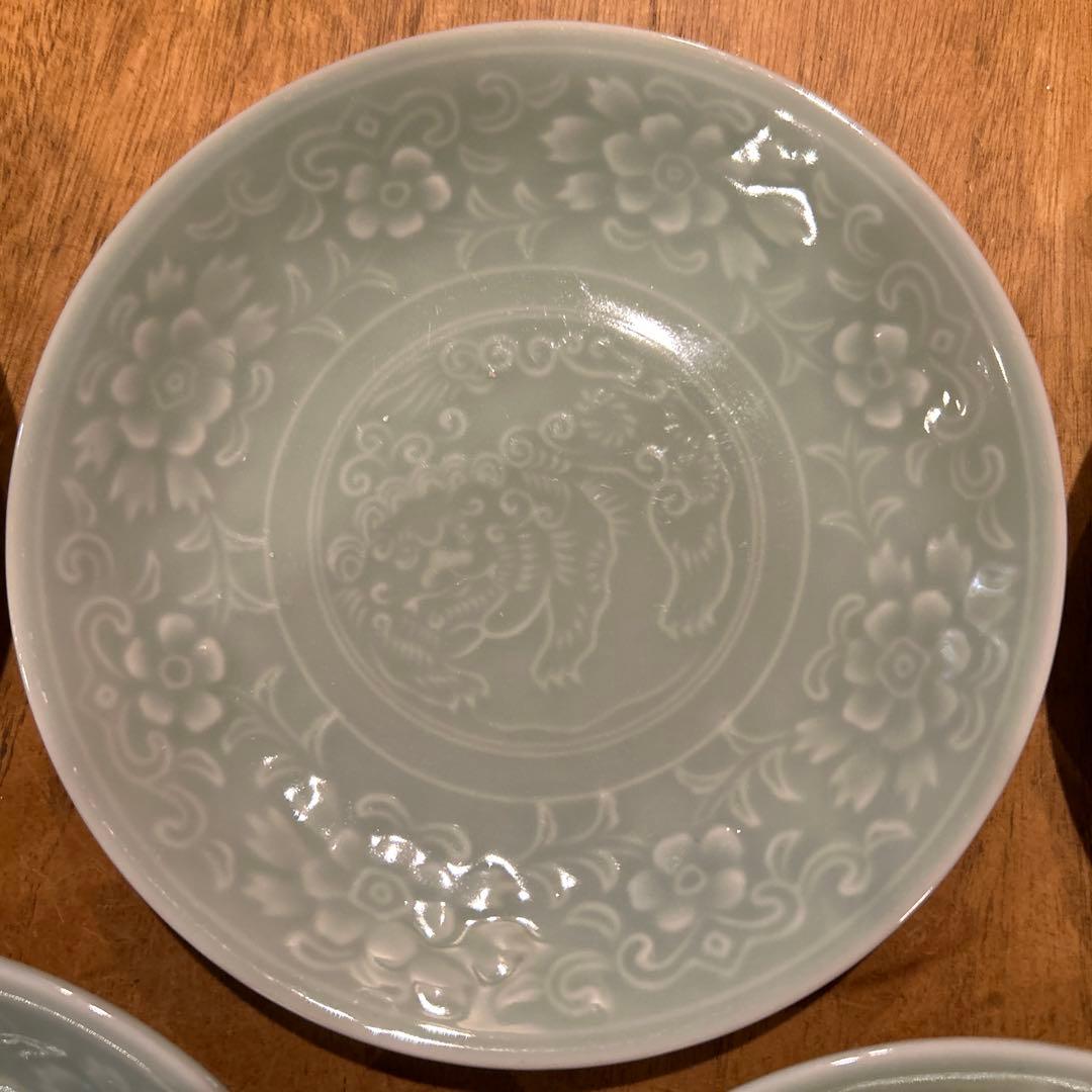有田焼牡丹紋獅子陽刻皿 青白磁 平皿 小皿 獅子 和食器 骨董品 七枚