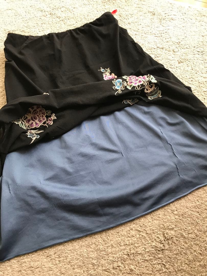 ビビアンタム　膝丈スカート　刺繍　黒　裏地付き