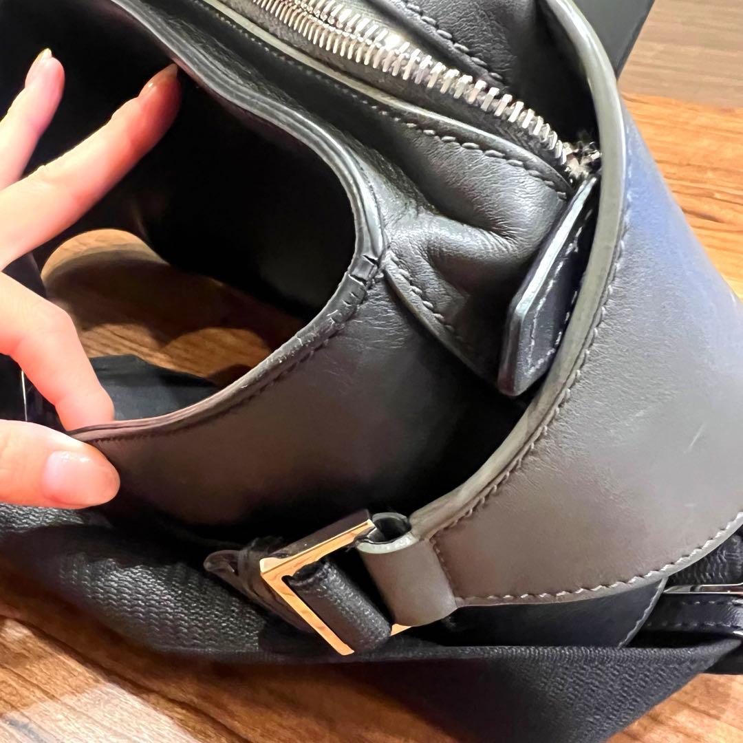 BALENCIAGA(バレンシアガ)ボディバッグ☆グレー
