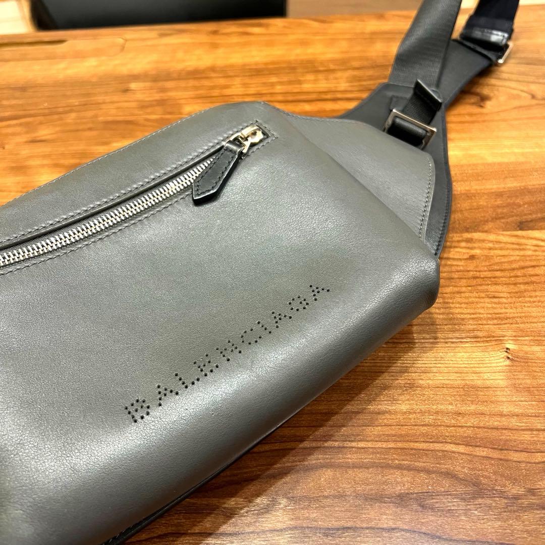 BALENCIAGA(バレンシアガ)ボディバッグ☆グレー