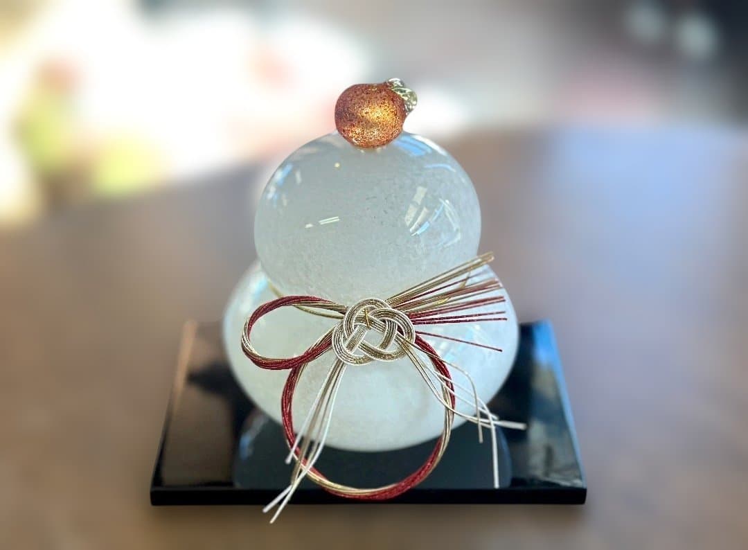 新品　鏡餅　ガラス製　かがみもち　手作り　黒台付　お正月　高さ15cm