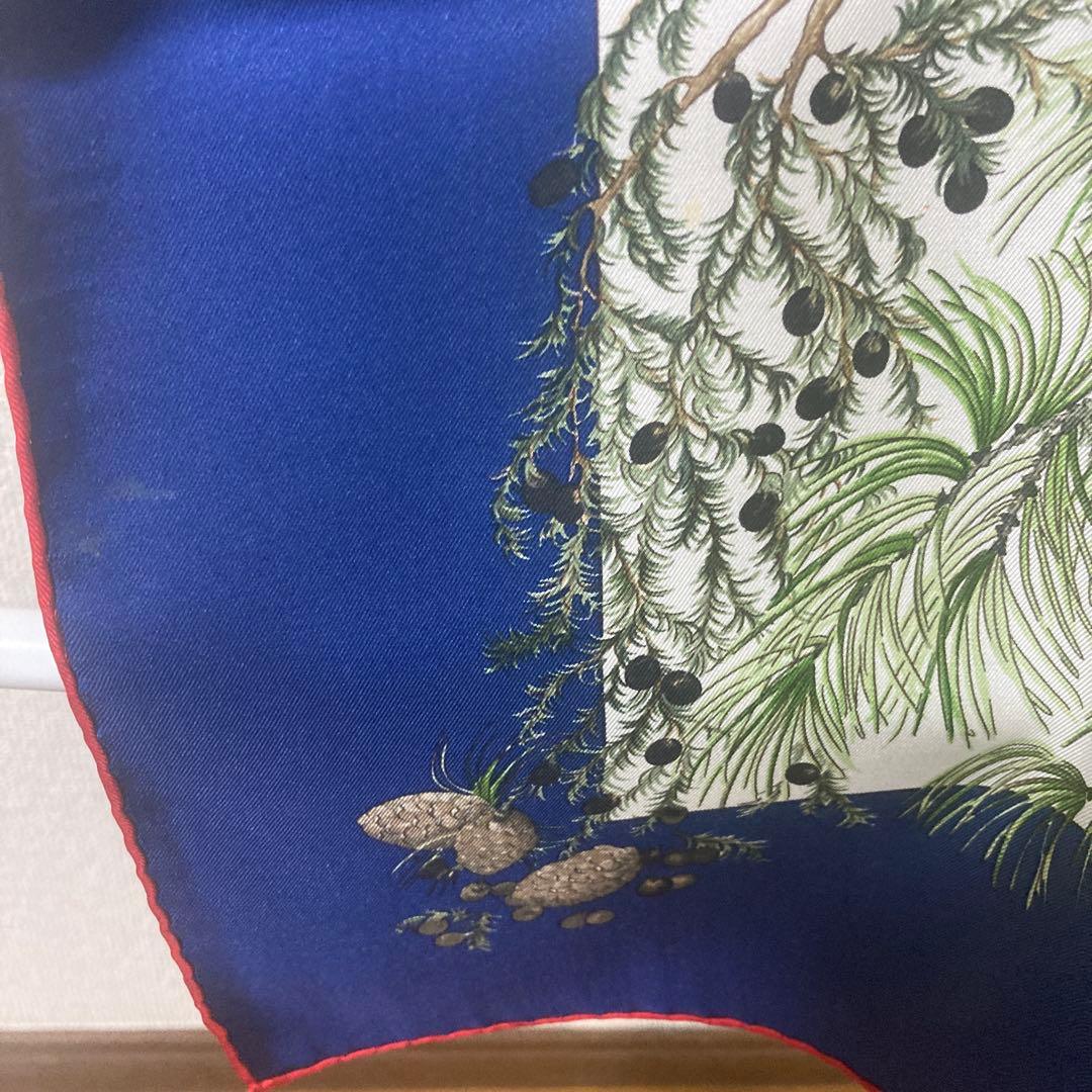 HERMESカレ90森の中でスカーフ赤白青