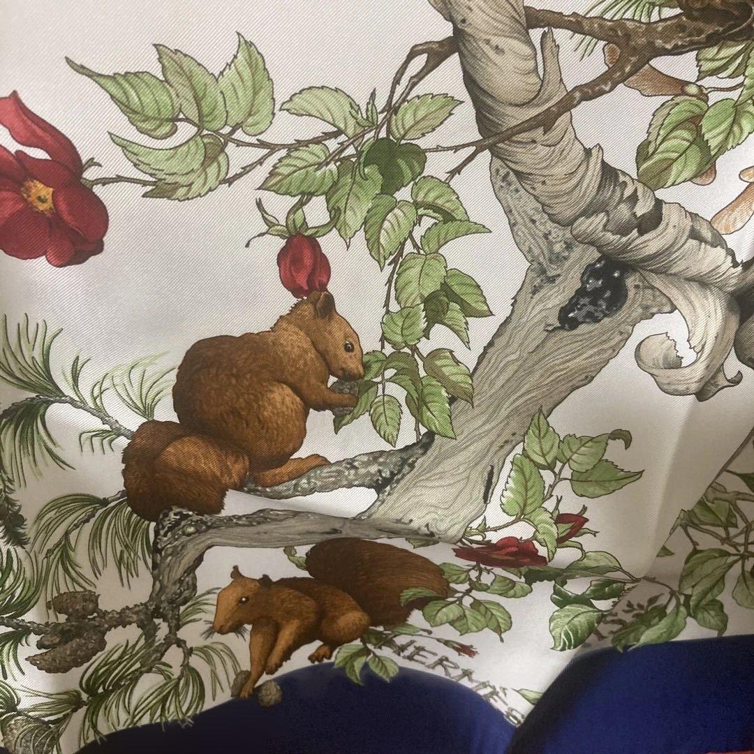 HERMESカレ90森の中でスカーフ赤白青