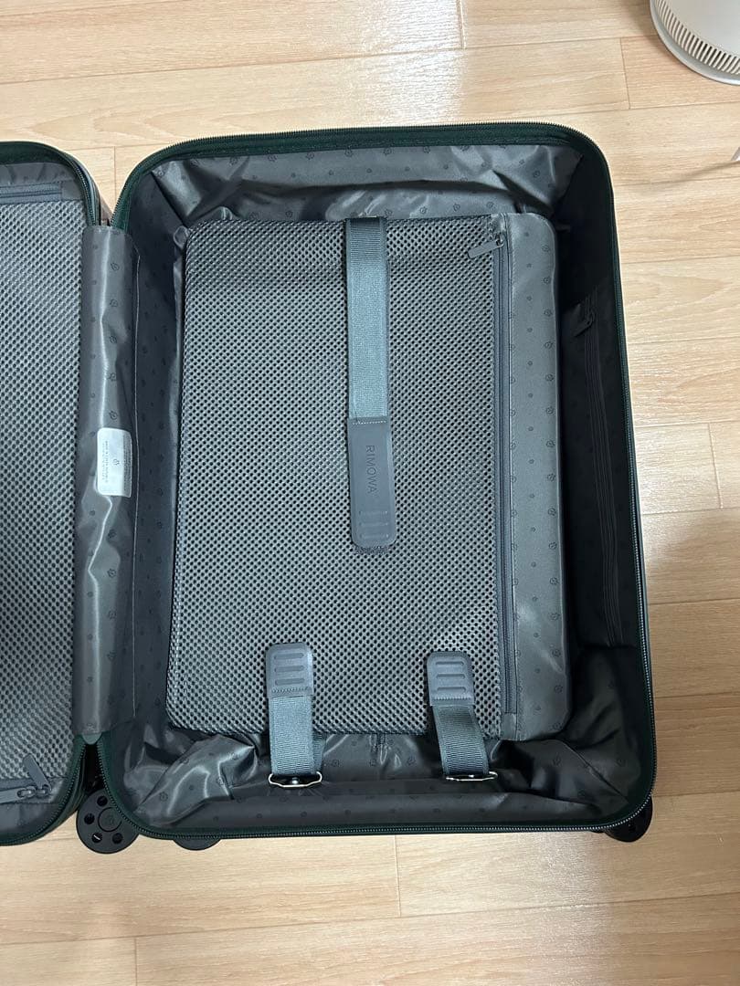 [RIMOWA] リモワ エッセンシャル キャビンサイズ ラゲッジ（グリーン）