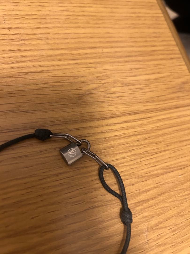 ヴィトンブレスレット ロゴチャーム付き