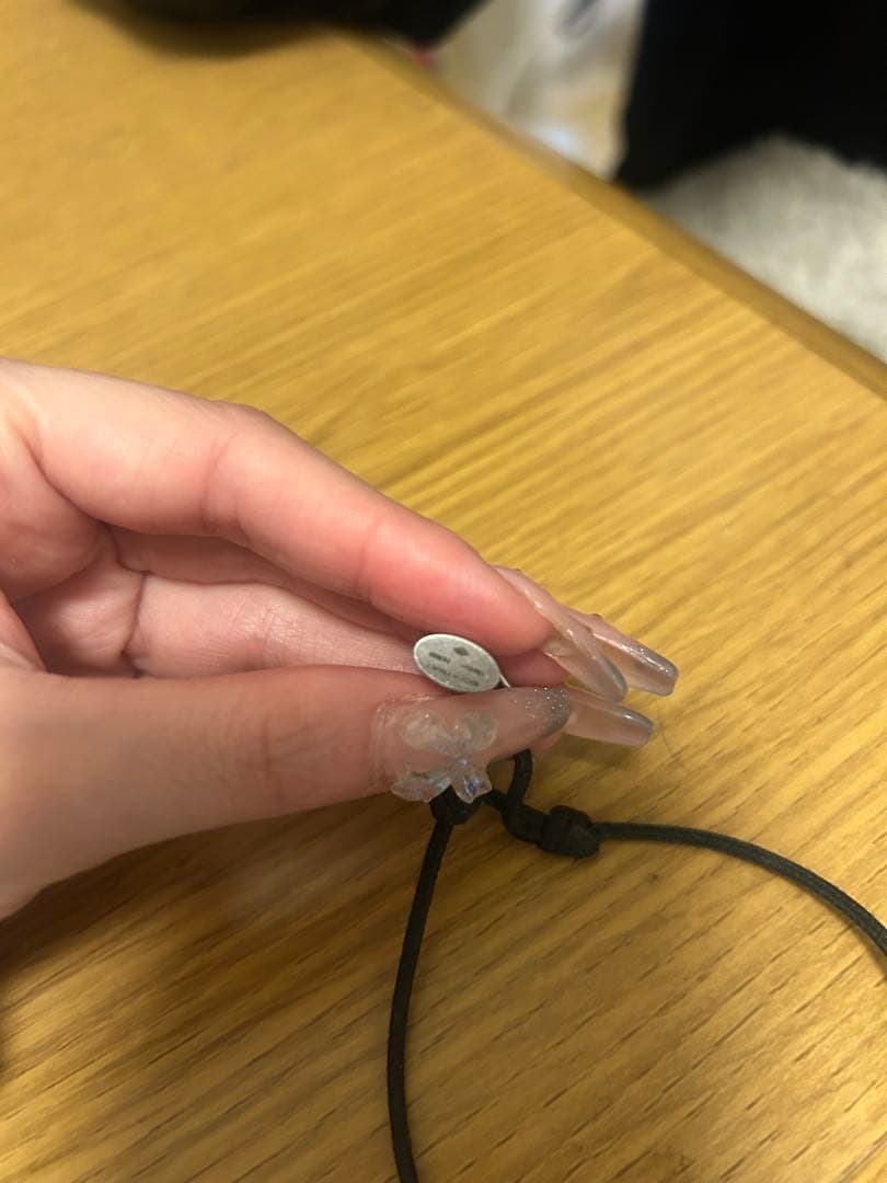 ヴィトンブレスレット ロゴチャーム付き