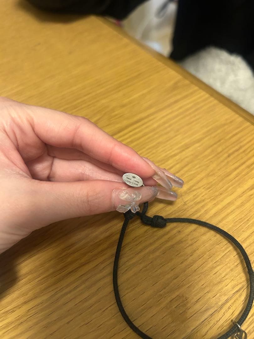 ヴィトンブレスレット ロゴチャーム付き