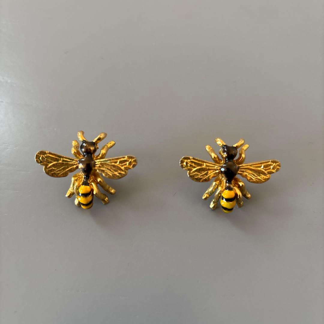 petite robe noire ピアス 蜂