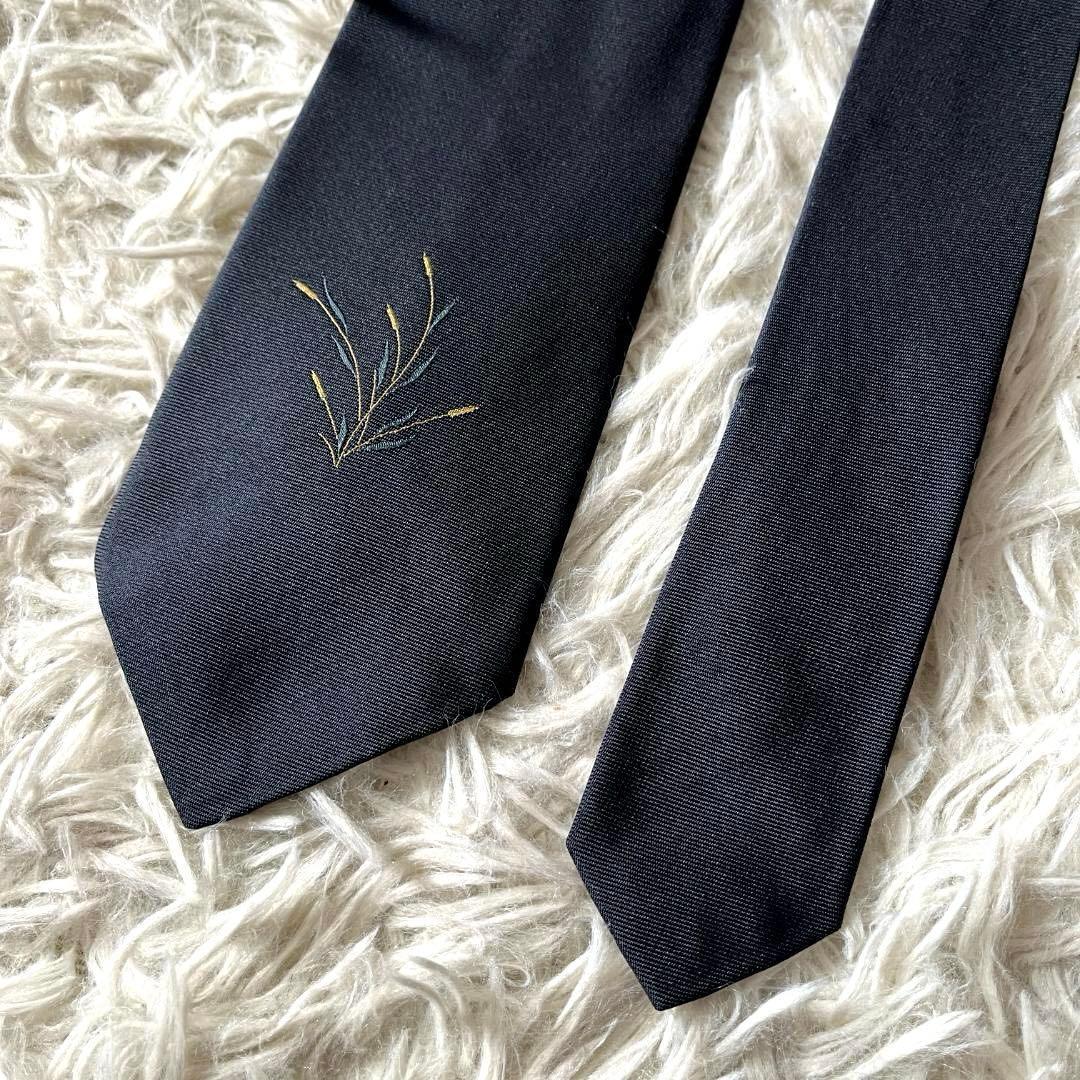 希少モデル美品　HERMES エルメス ネクタイ 鴨＆草刺繍 シルク100% 紺