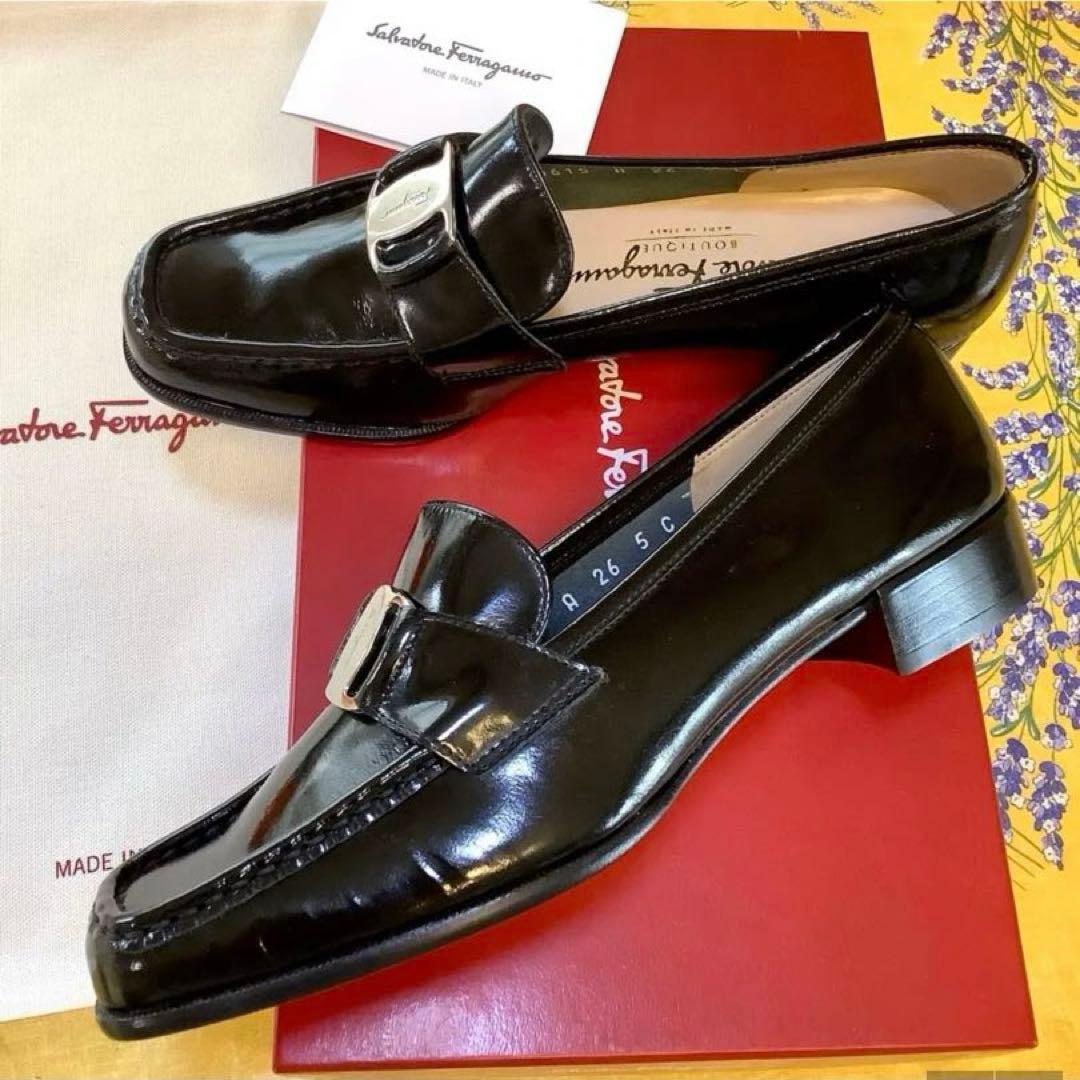 新品! フェラガモ ローファー アイコンメタルバックル 極上パテント 22㎝