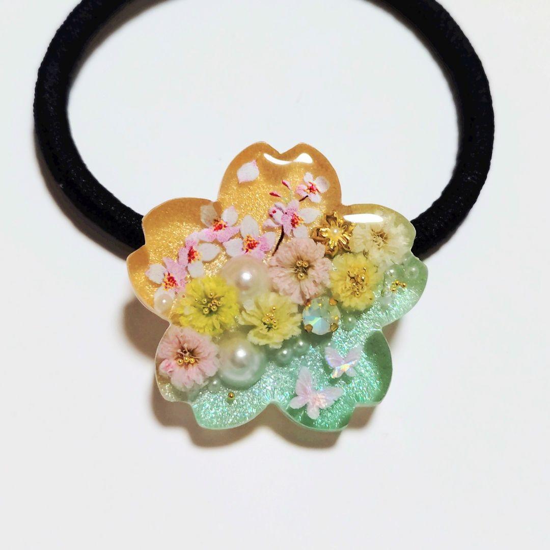 No.430　レジン ヘアゴム キーホルダー ピンバッジ さくらカスミソウ