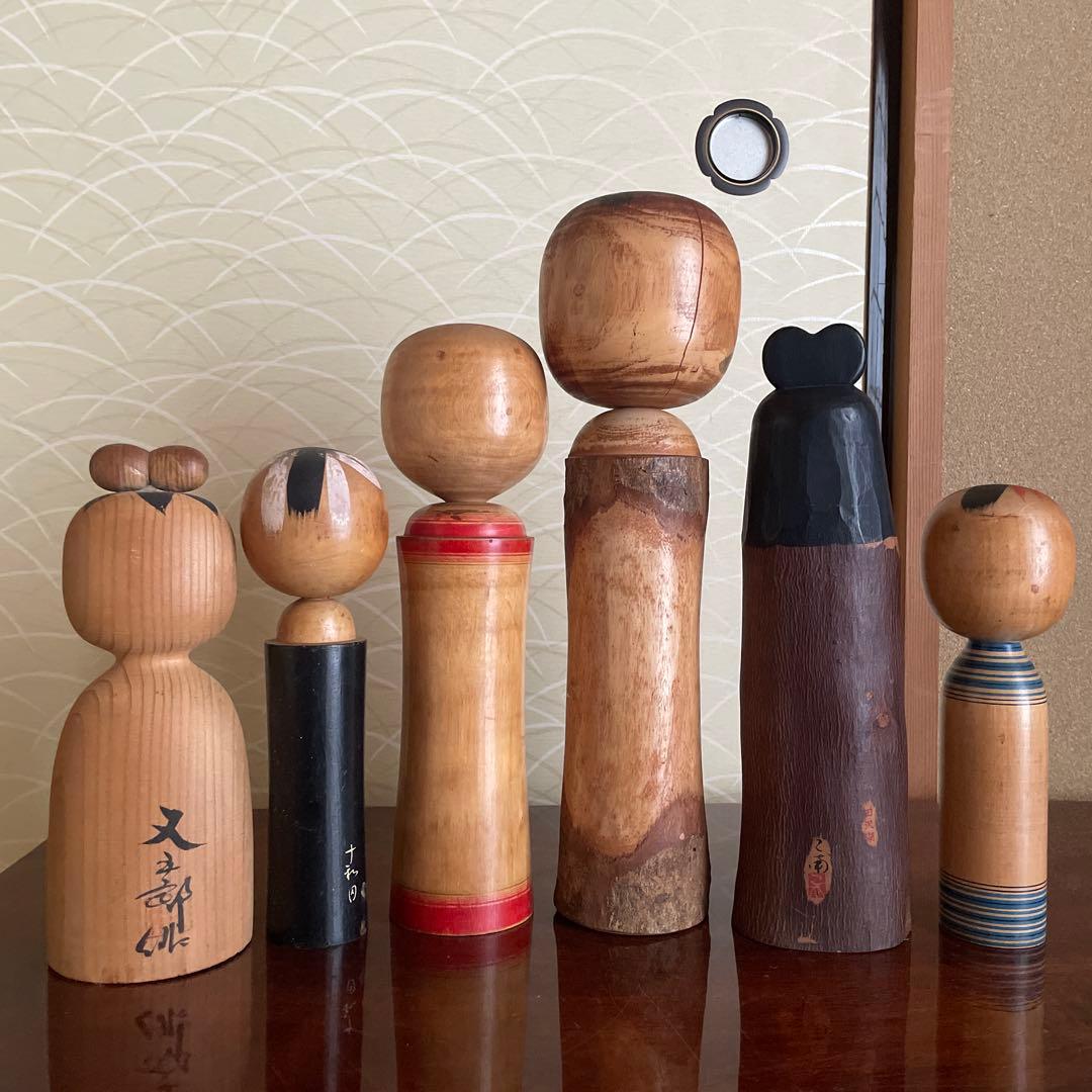 伝統的な手描き木製こけし