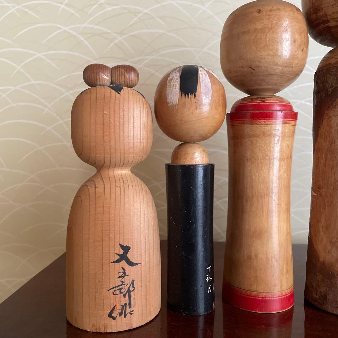 伝統的な手描き木製こけし