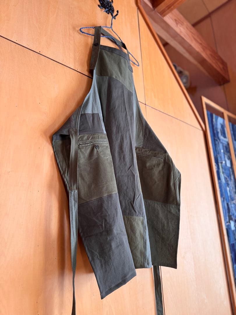 SAYOCAFE「暮らしを楽しむシリーズ」パッチワークエプロン(カーキ)