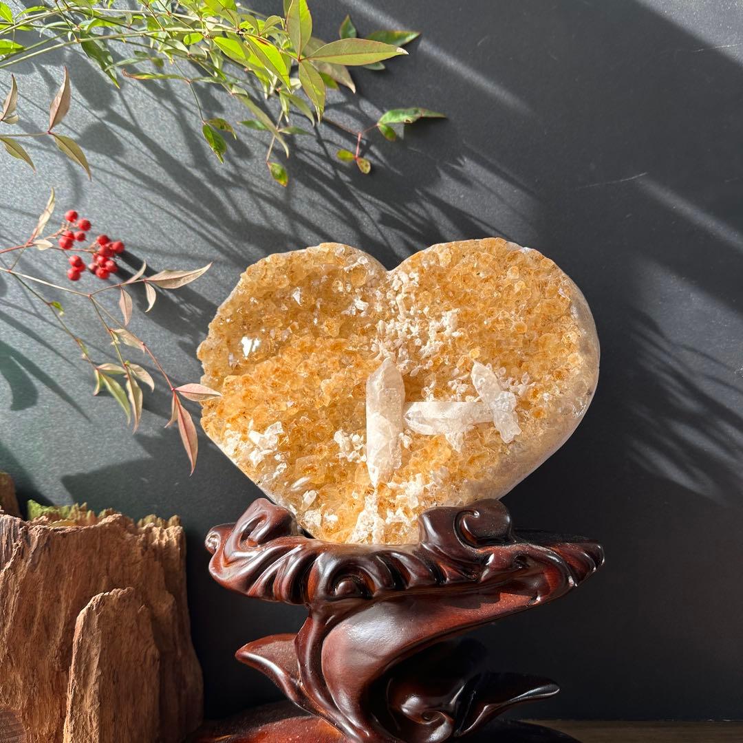天然石 カルサイト共生シトリンのハート　置物　台座付きG.287