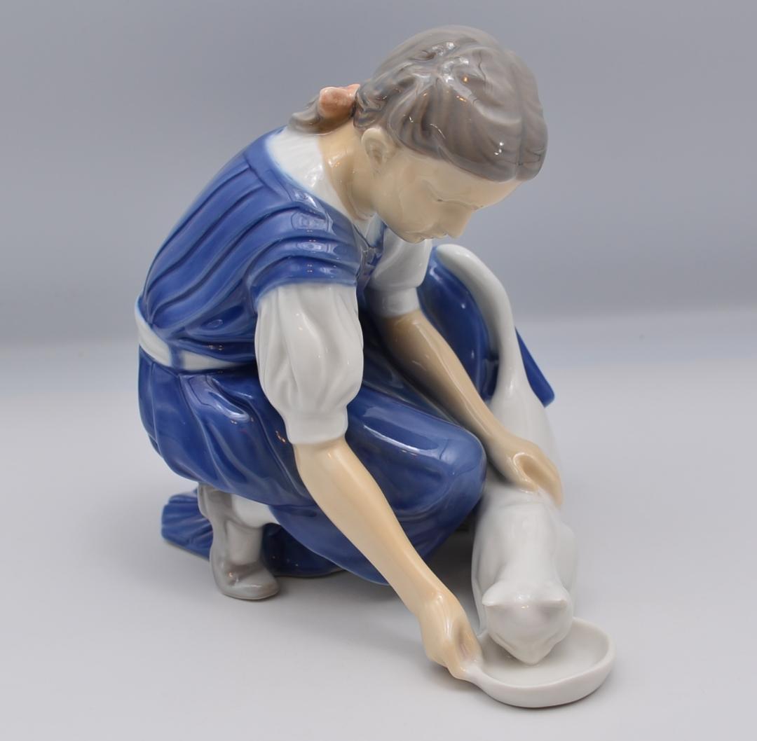 ミルクを与える少女　＃1745　No.2　★B＆G（ロイヤルコペンハーゲン）