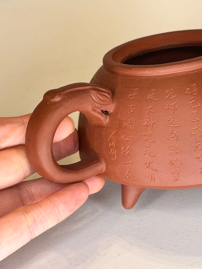 中国 朱泥 三足 急須 壺身刻字 龍頭把手 蓋上丸環 底款付き 紫砂壺